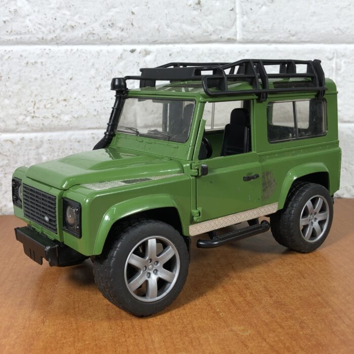 Bruder Land Rover Defender Station Wagon (1:16) ~ Made in Germany - Image 4