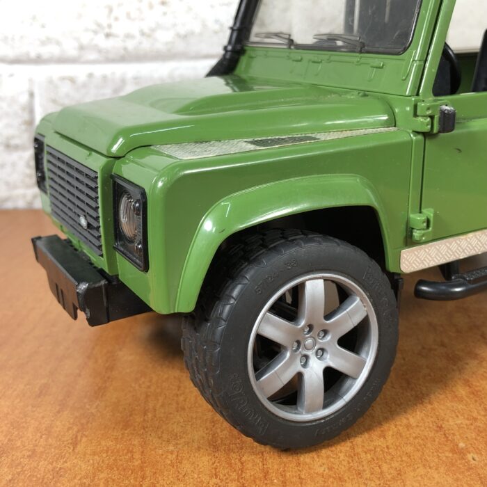 Bruder Land Rover Defender Station Wagon (1:16) ~ Made in Germany - Image 5