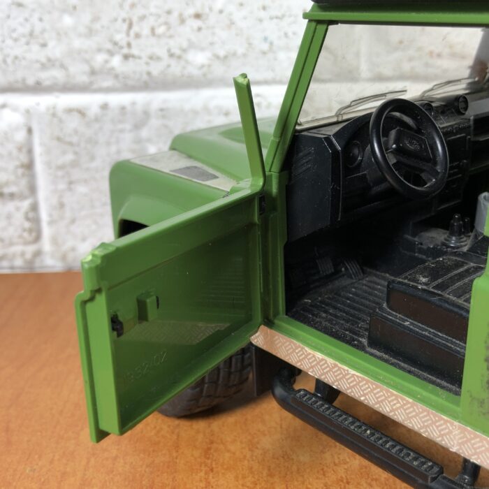 Bruder Land Rover Defender Station Wagon (1:16) ~ Made in Germany - Image 6