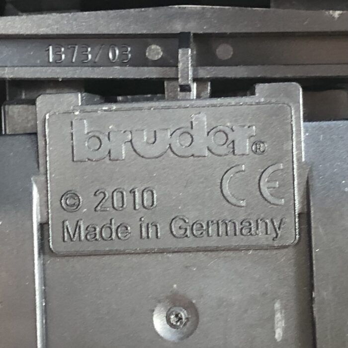Bruder Land Rover Defender Station Wagon (1:16) ~ Made in Germany - Image 9