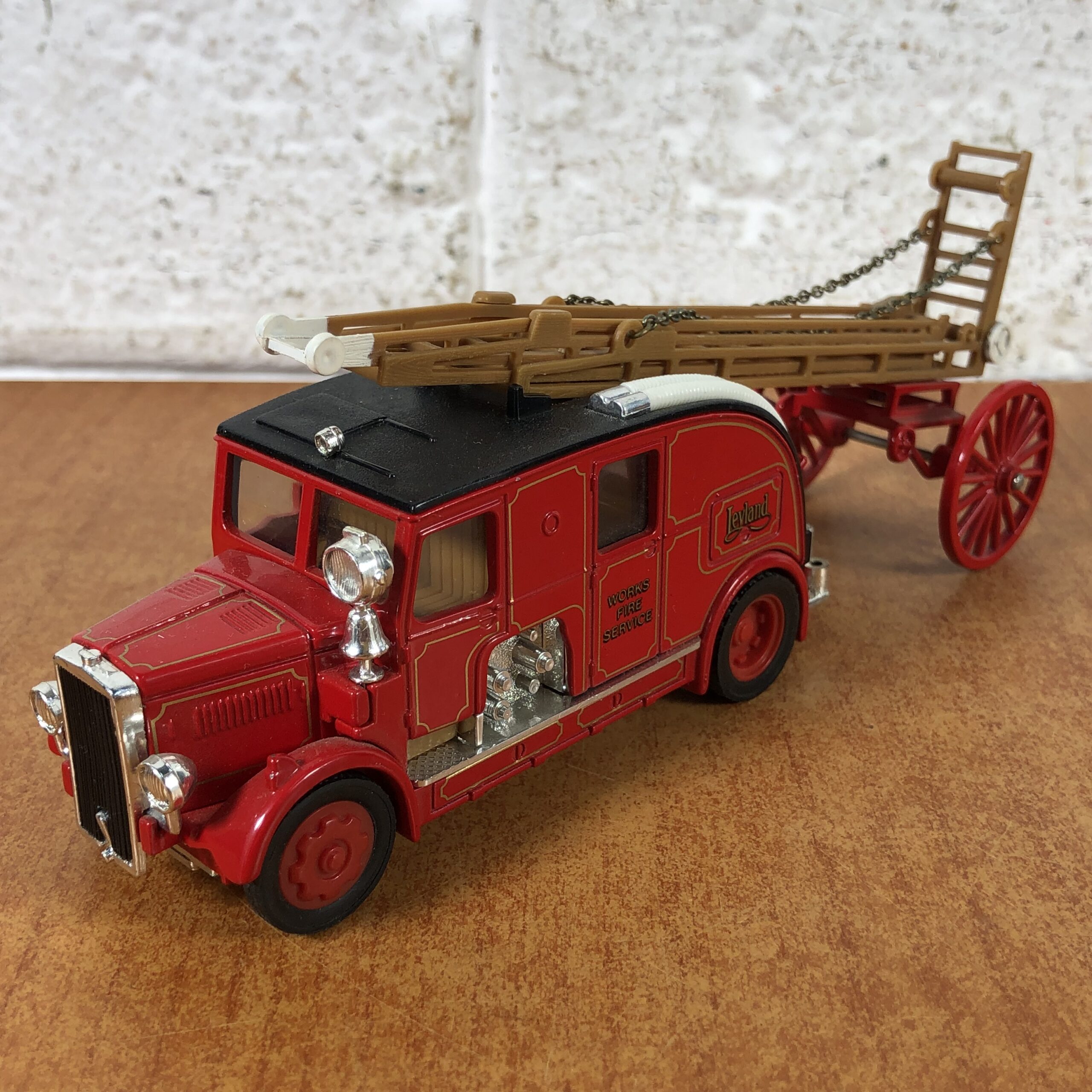Matchbox 1936 Leyland Cub Fire Engine with Extending Ladder - Image 2