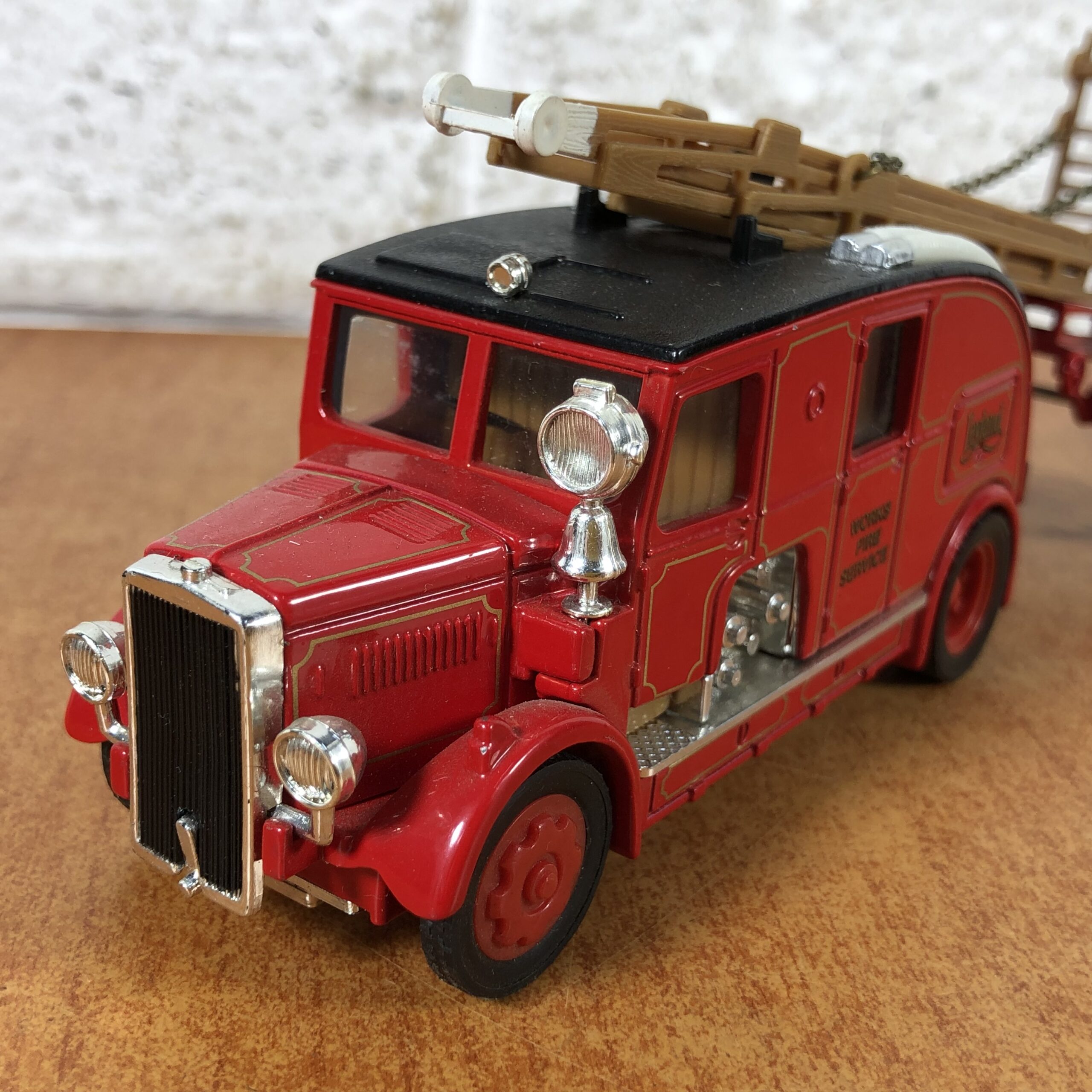 Matchbox 1936 Leyland Cub Fire Engine with Extending Ladder - Image 3