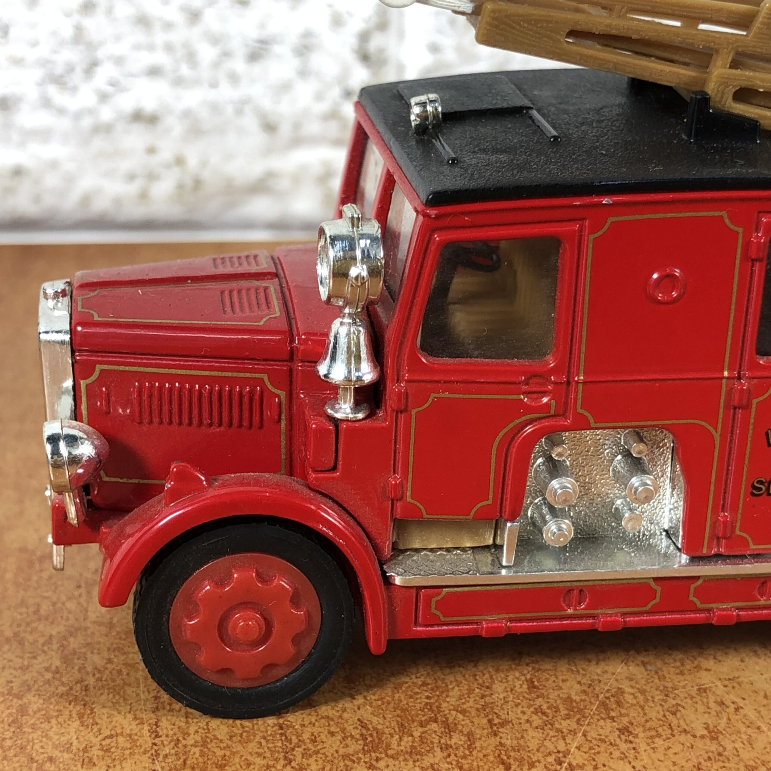 Matchbox 1936 Leyland Cub Fire Engine with Extending Ladder - Image 4