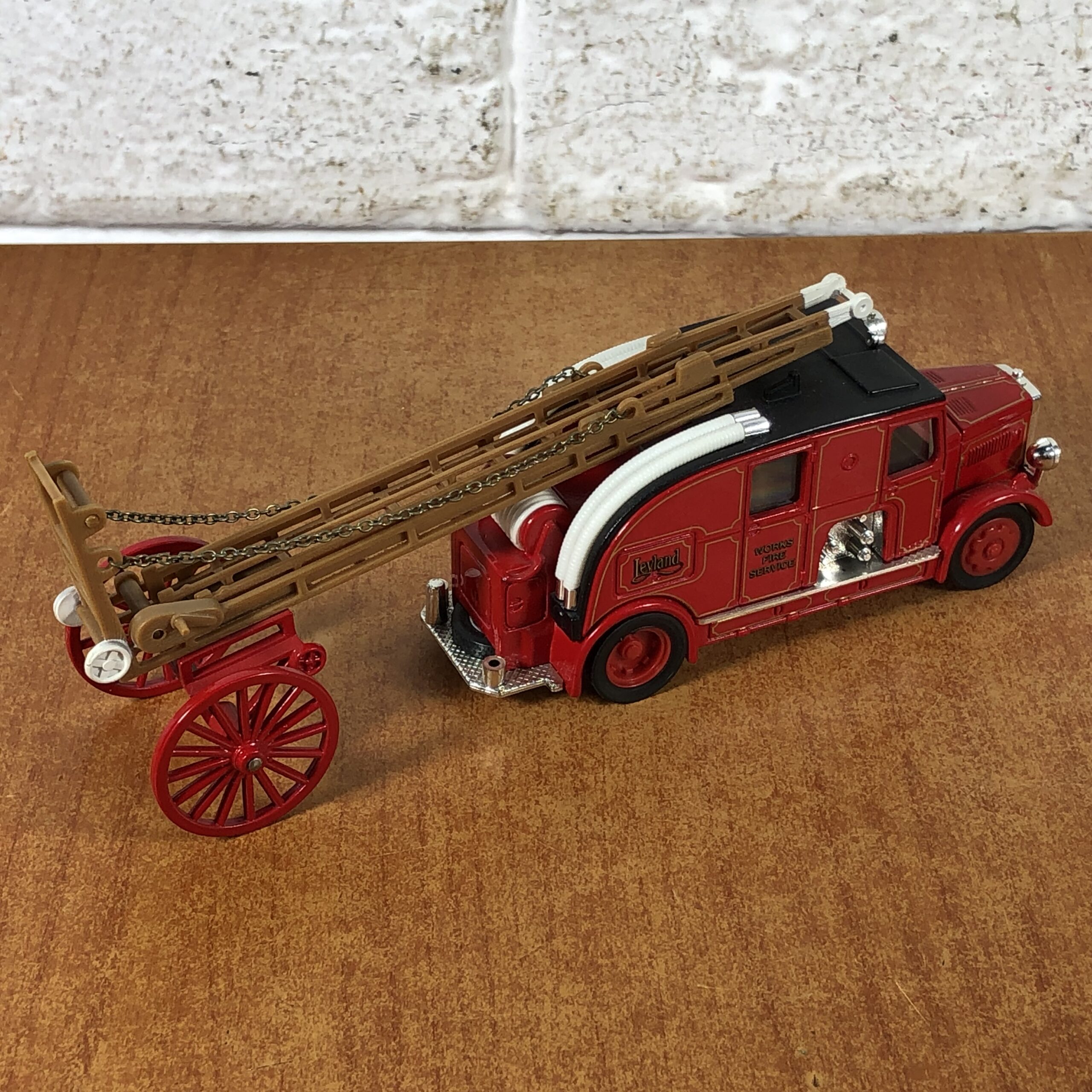 Matchbox 1936 Leyland Cub Fire Engine with Extending Ladder - Image 9
