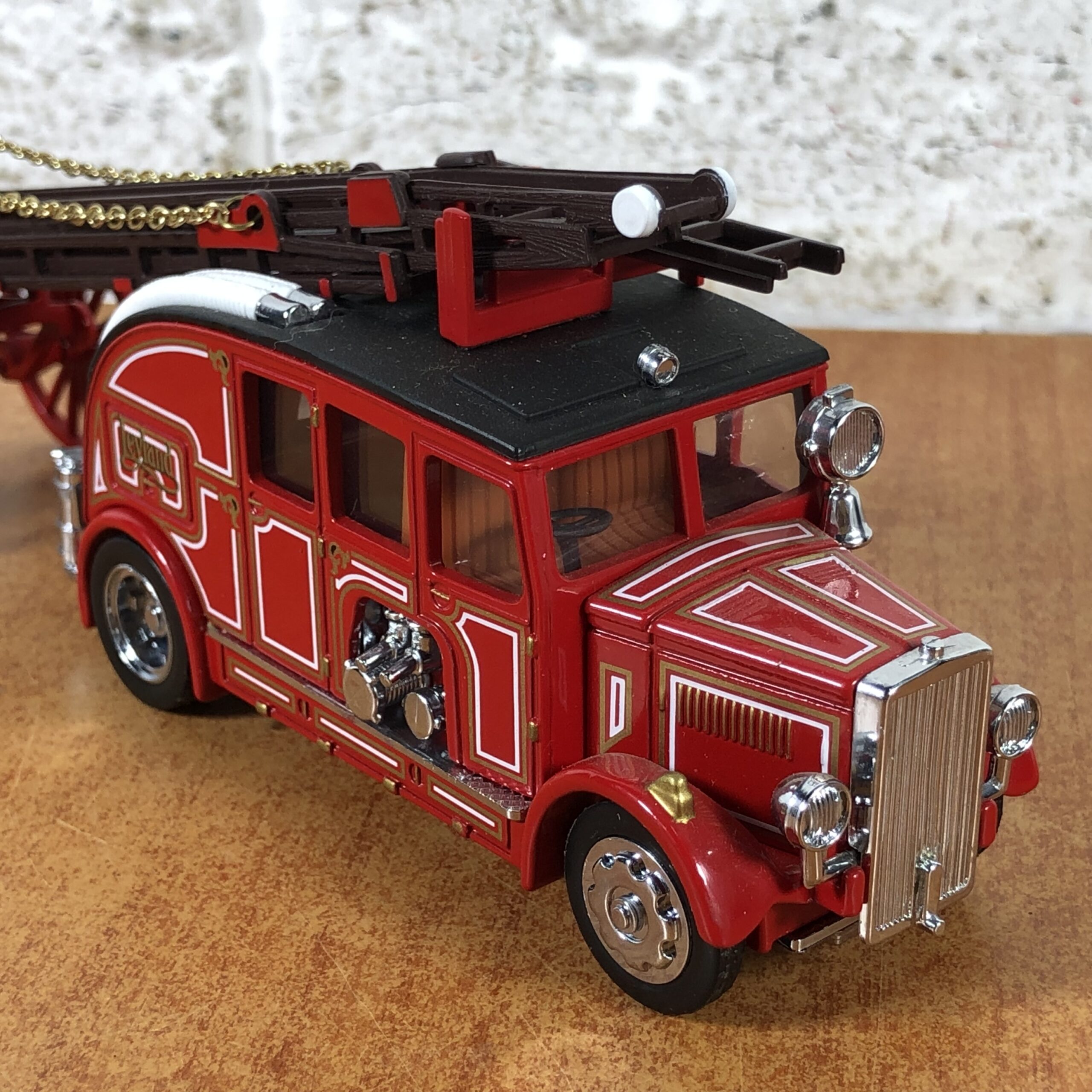 Matchbox 1936 Leyland Cub Fire Engine with Extending Ladder - Image 2