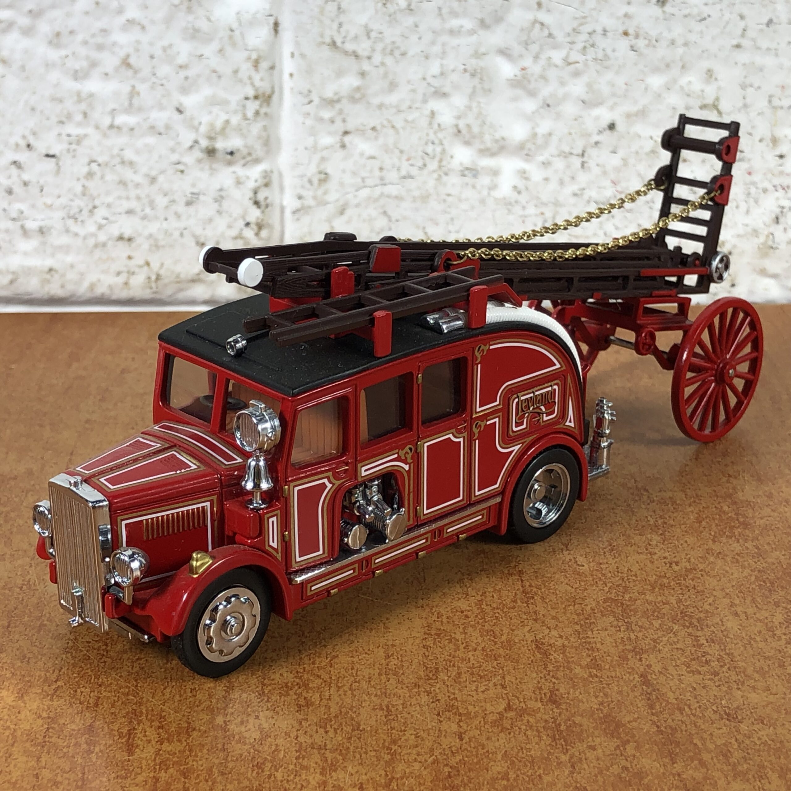 Matchbox 1936 Leyland Cub Fire Engine with Extending Ladder - Image 3