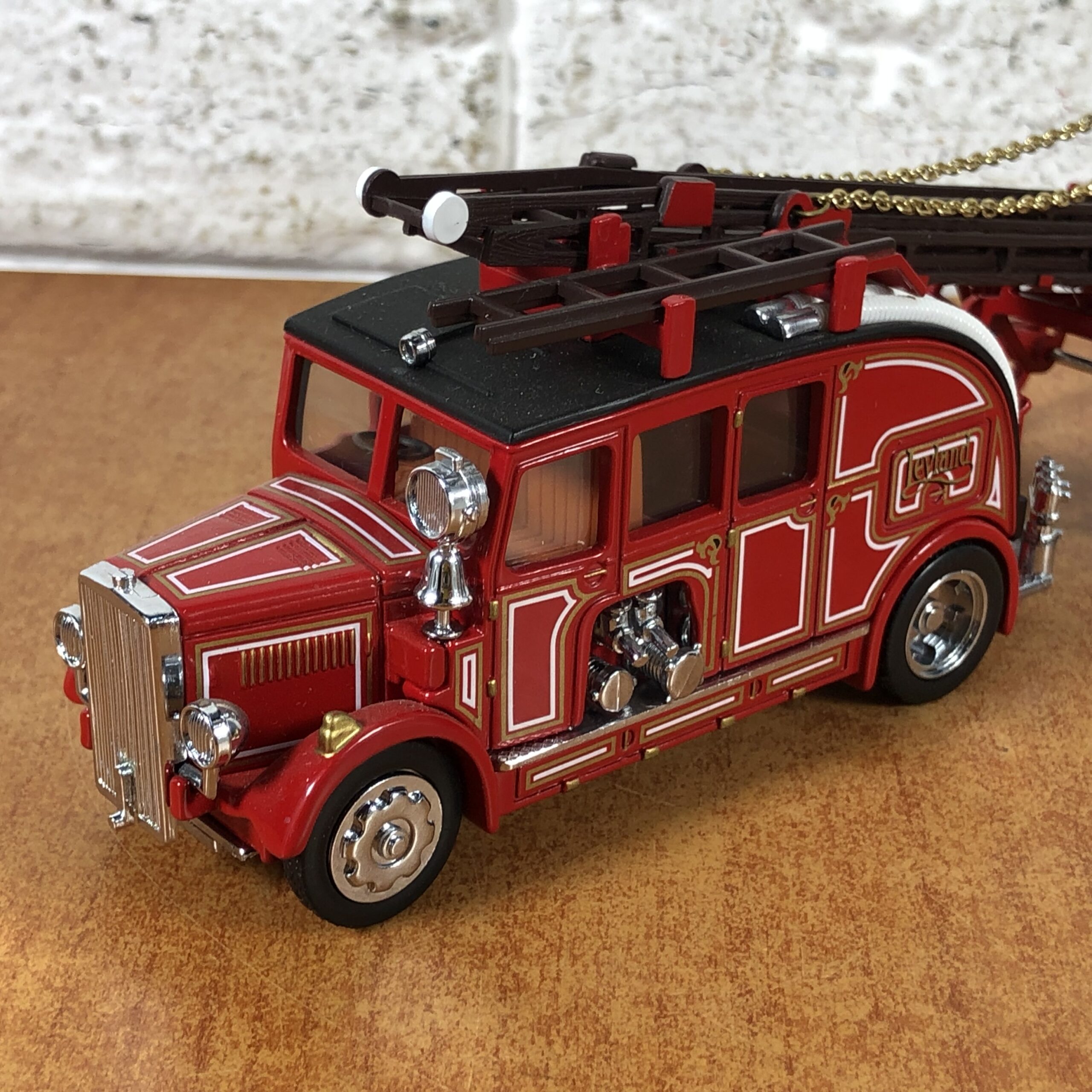 Matchbox 1936 Leyland Cub Fire Engine with Extending Ladder - Image 4