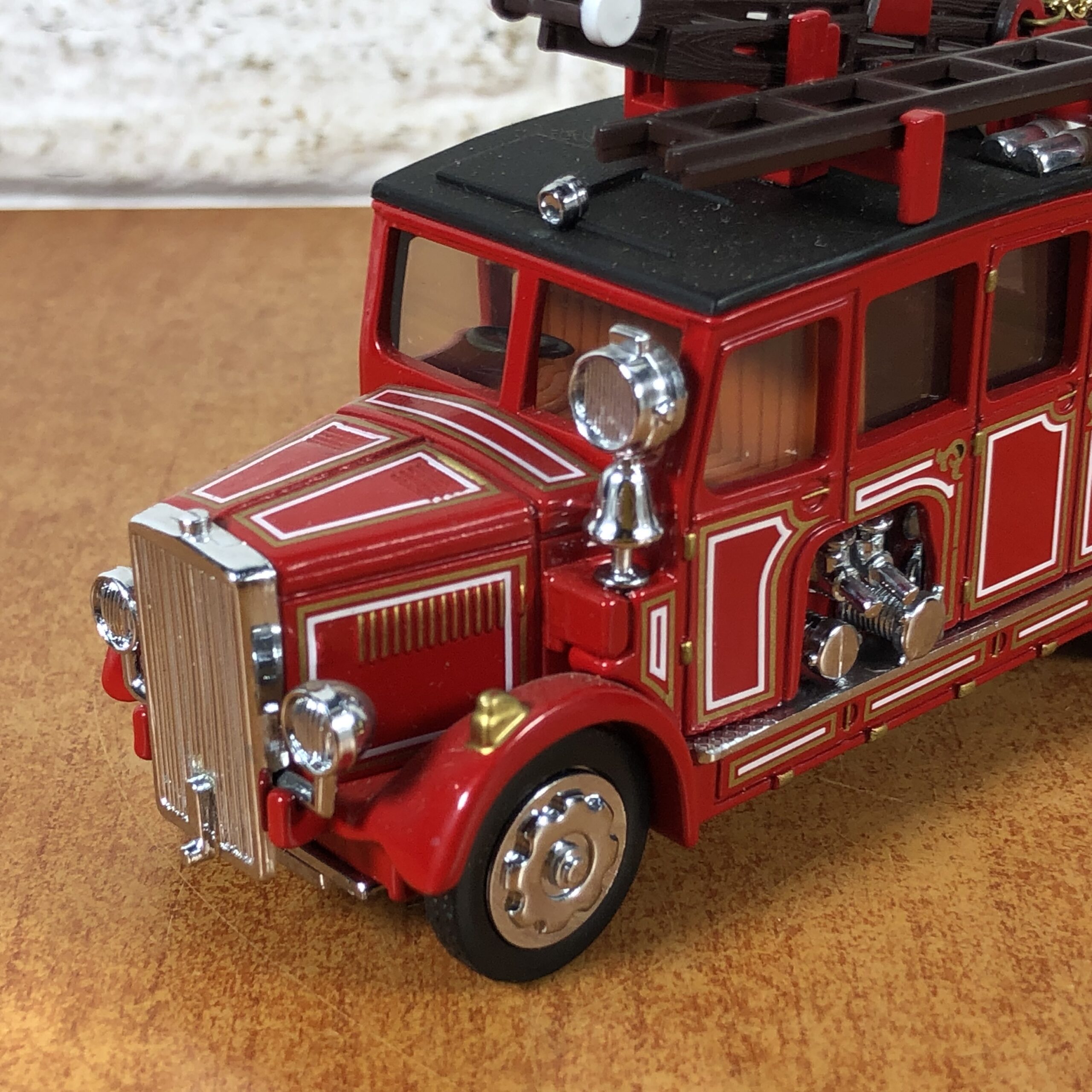 Matchbox 1936 Leyland Cub Fire Engine with Extending Ladder - Image 6