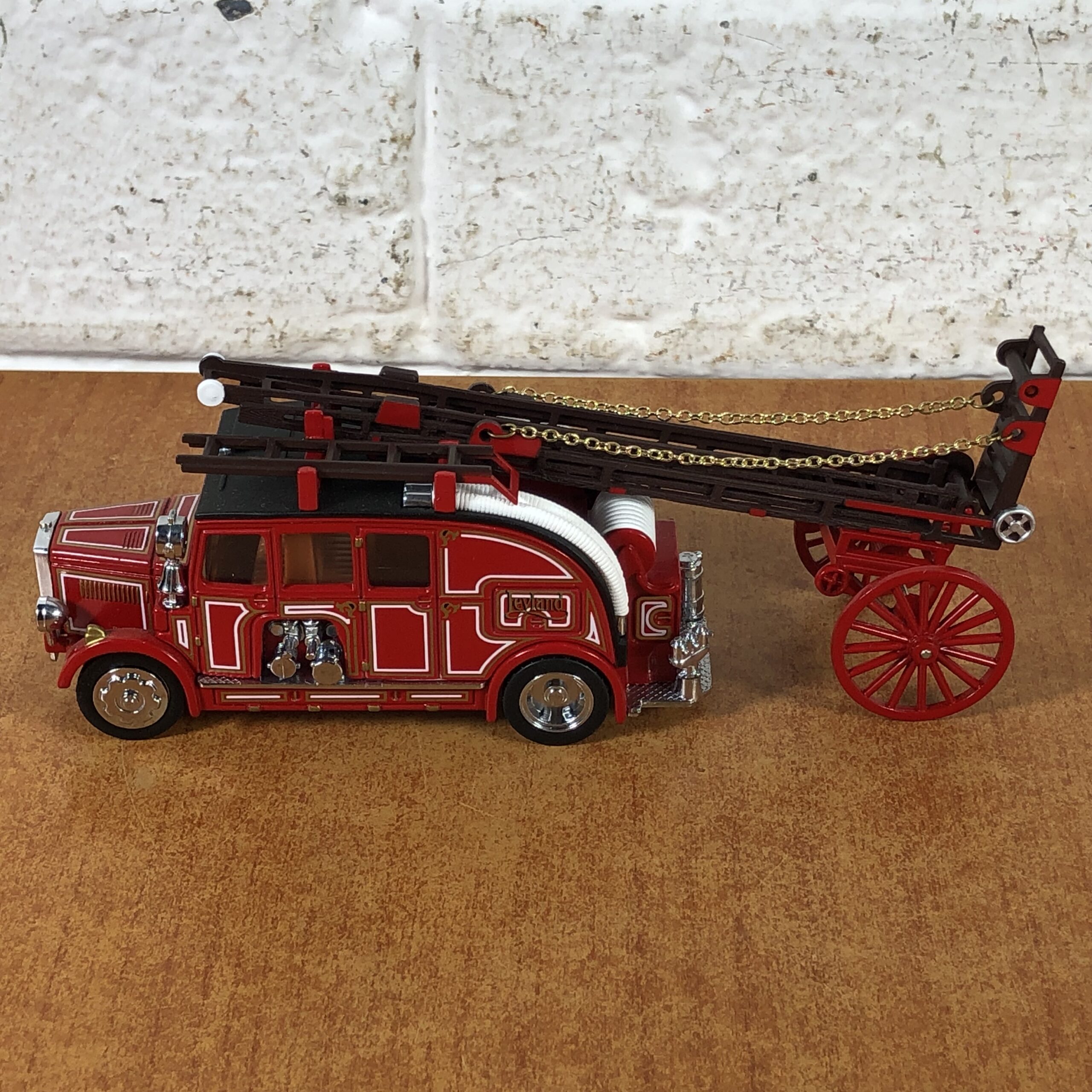 Matchbox 1936 Leyland Cub Fire Engine with Extending Ladder - Image 5