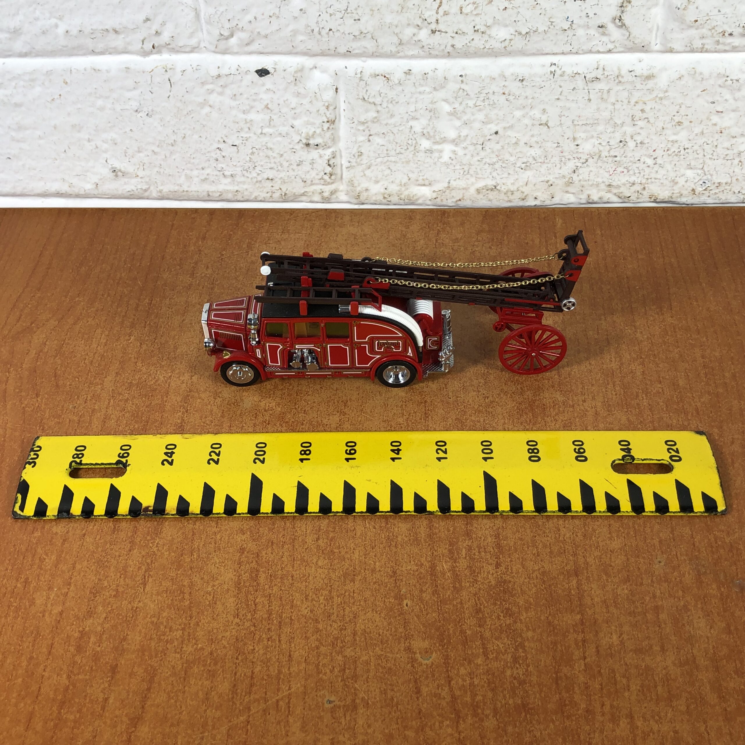 Matchbox 1936 Leyland Cub Fire Engine with Extending Ladder - Image 12