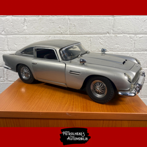 Large Die-Cast James Bond Aston Martin DB5 Model (Scale: 1:8)