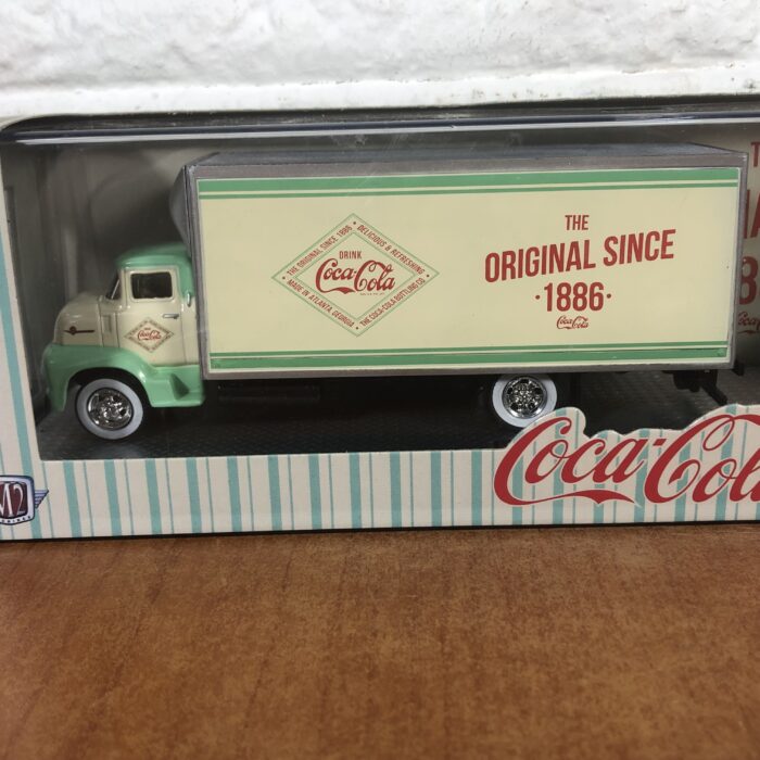 Lot 319: Coca Cola 1956 Ford COE Truck & 1956 Ford F-100 Model Set (1:64) - Image 2