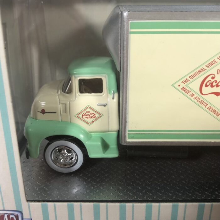 Lot 319: Coca Cola 1956 Ford COE Truck & 1956 Ford F-100 Model Set (1:64) - Image 3