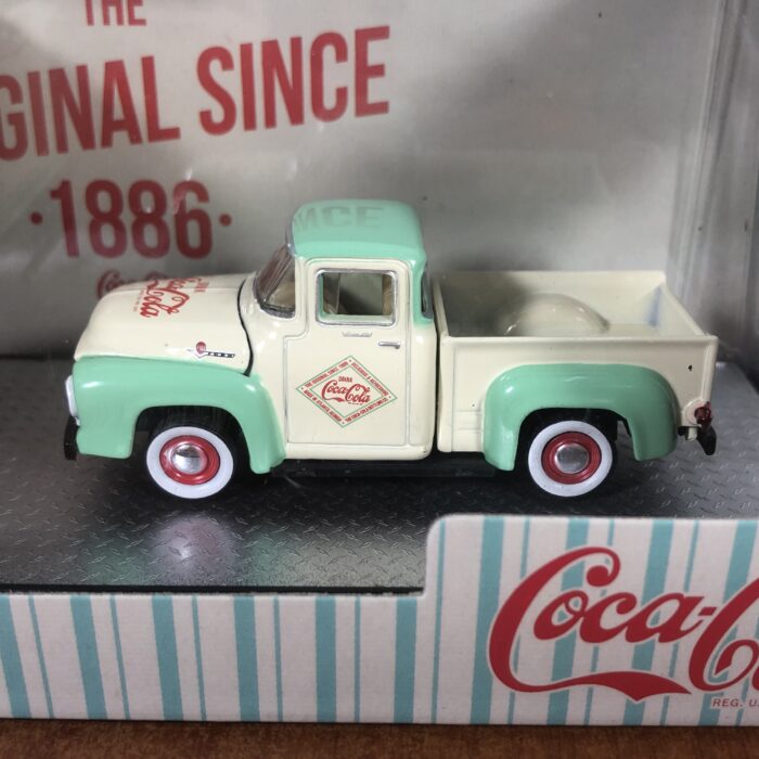 Lot 319: Coca Cola 1956 Ford COE Truck & 1956 Ford F-100 Model Set (1:64) - Image 5