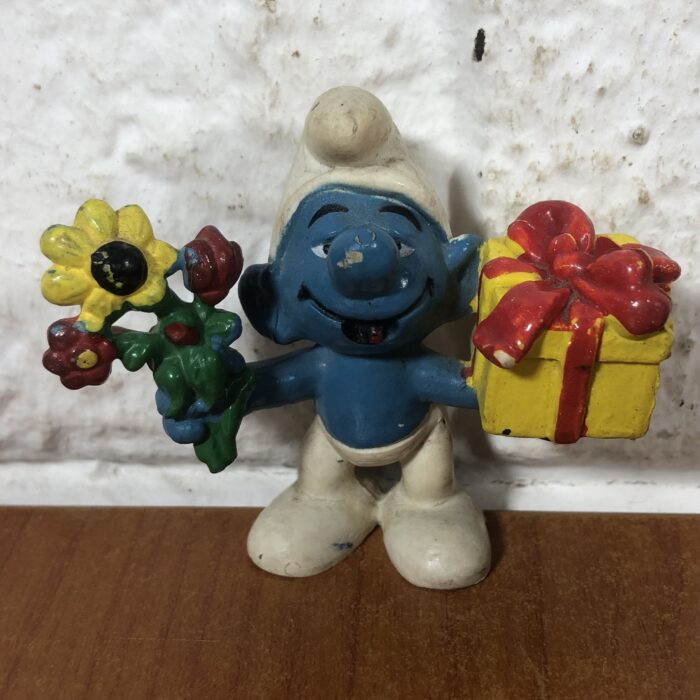 Vintage Peyo Flowers & Gift Smurf Figurine (Made in Hong Kong)