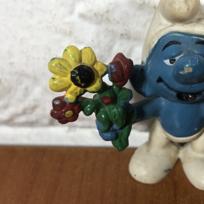 Vintage Peyo Flowers & Gift Smurf Figurine (Made in Hong Kong) - Image 2