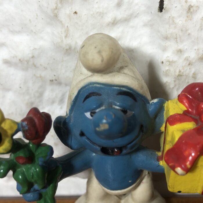 Vintage Peyo Flowers & Gift Smurf Figurine (Made in Hong Kong) - Image 3