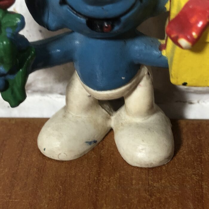 Vintage Peyo Flowers & Gift Smurf Figurine (Made in Hong Kong) - Image 5