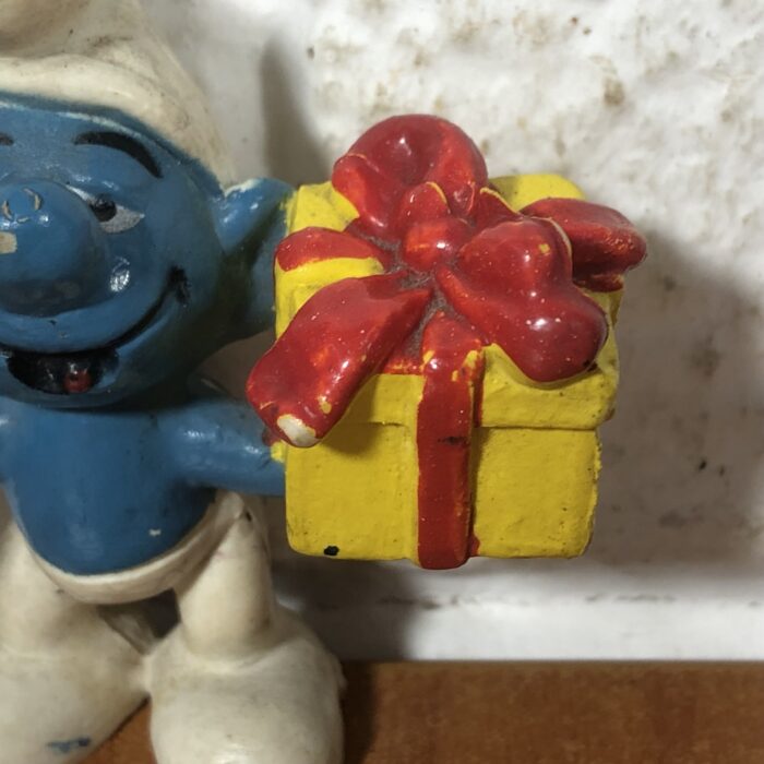 Vintage Peyo Flowers & Gift Smurf Figurine (Made in Hong Kong) - Image 4