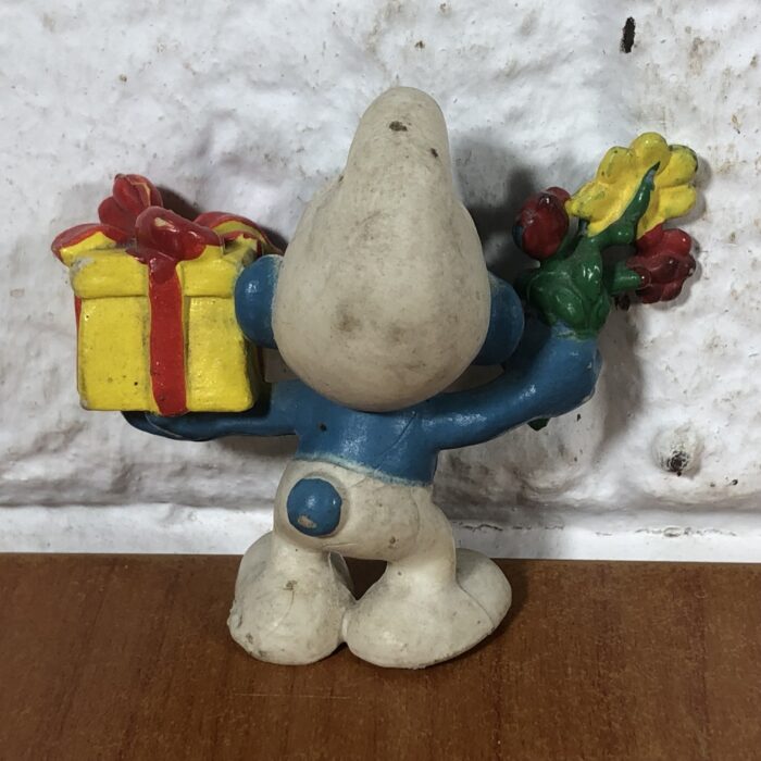 Vintage Peyo Flowers & Gift Smurf Figurine (Made in Hong Kong) - Image 6