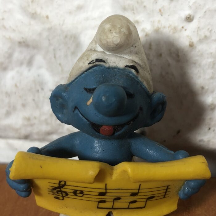 Vintage Peyo Singer Smurf Figurine (Made in Hong Kong) - Image 2