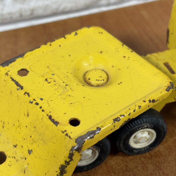 Lot 70: Vintage Pressed Steel Tonka Truck & Flatbed Trailer - Image 4