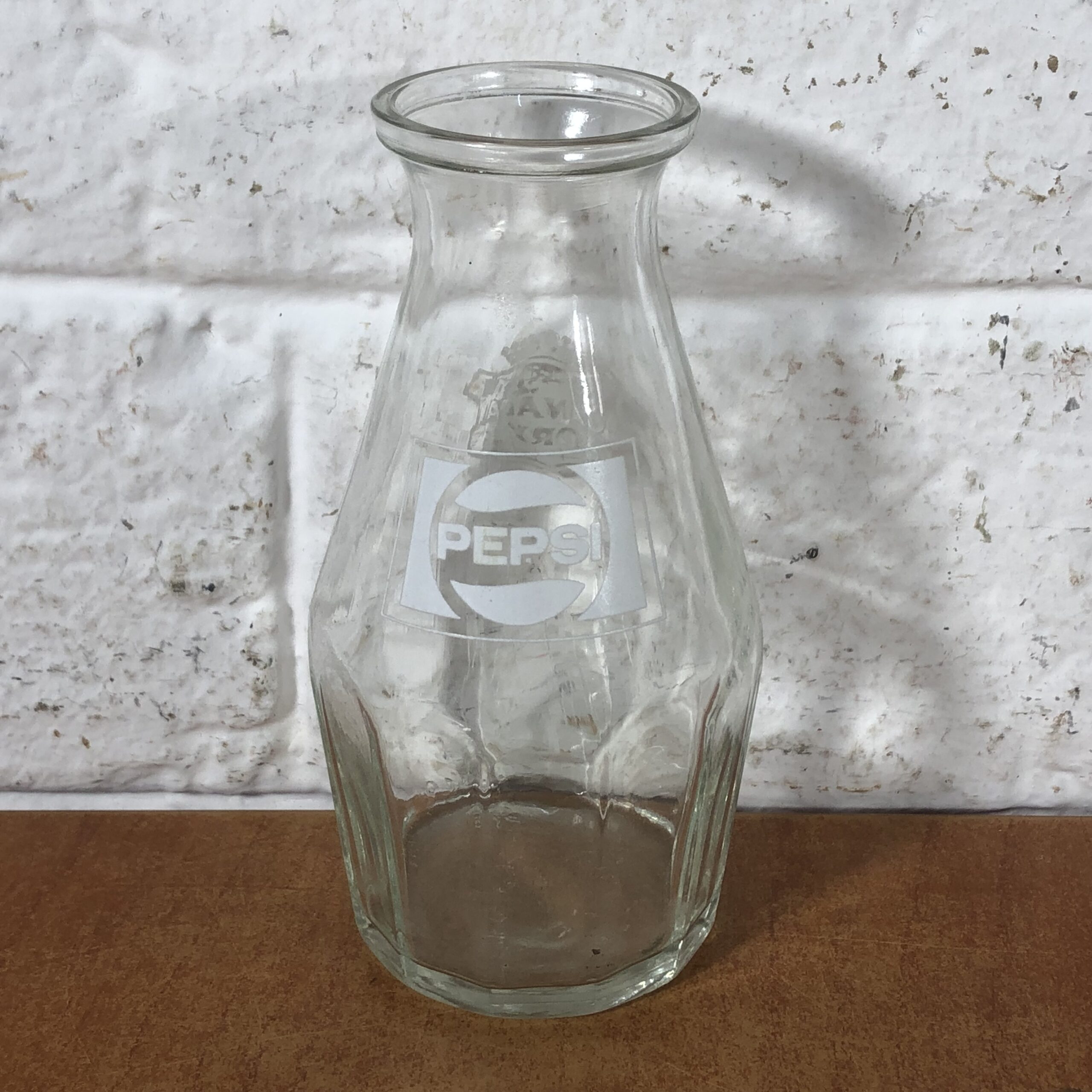 Ancienne carafe à vin joliment taillée avec deux verres. - Catawiki