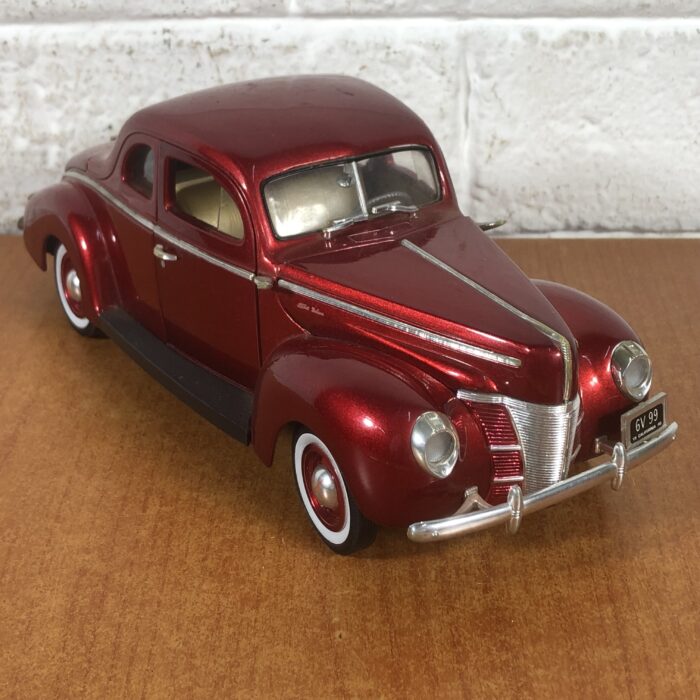 1940 Ford Sedan (1:18)