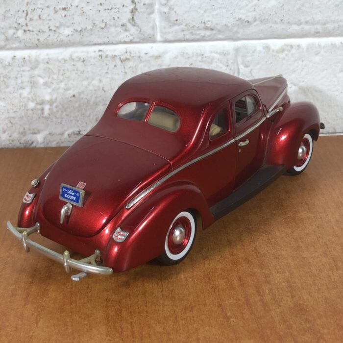 1940 Ford Sedan (1:18) - Image 9