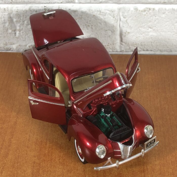 1940 Ford Sedan (1:18) - Image 2