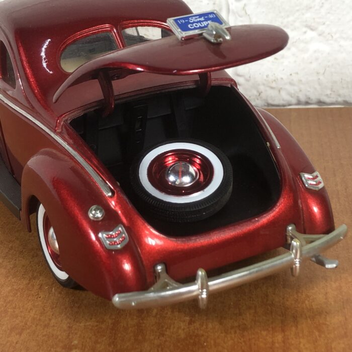 1940 Ford Sedan (1:18) - Image 8