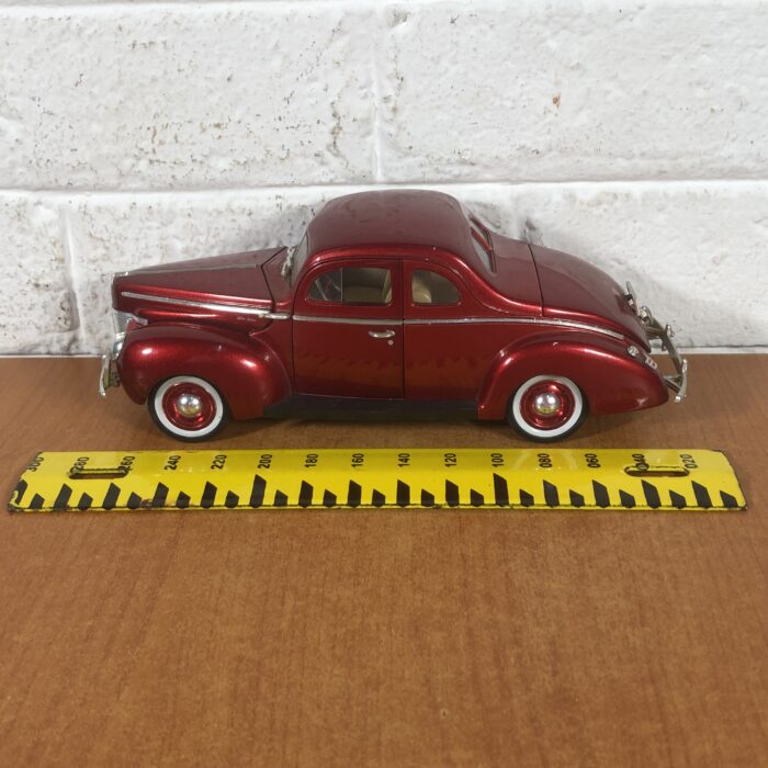 1940 Ford Sedan (1:18) - Image 10