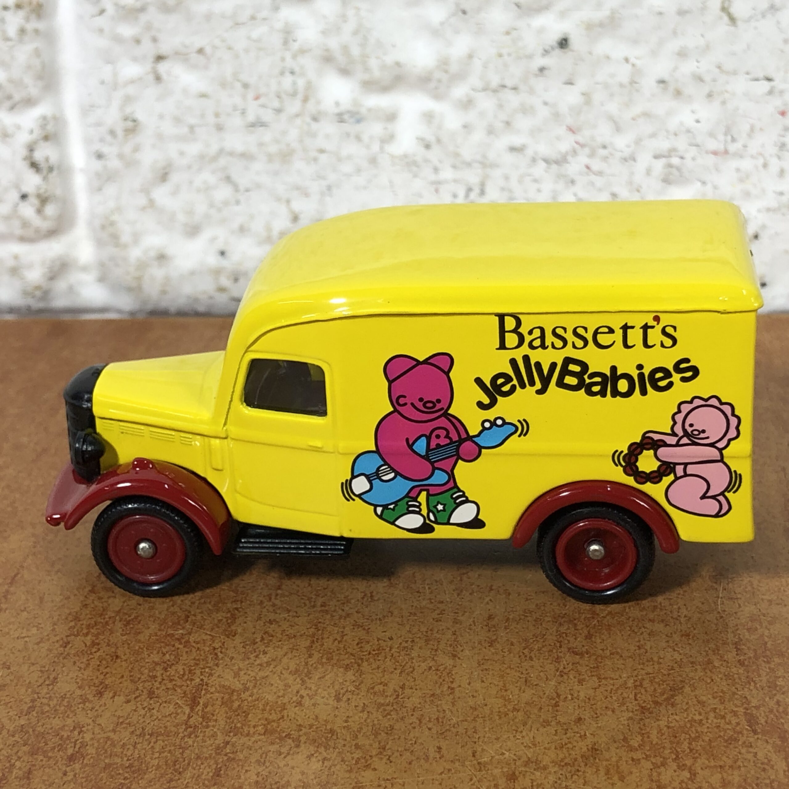 Days Gone by Lledo ~ Bassett's Jelly Babies Delivery Van (with Magazine) - Image 4