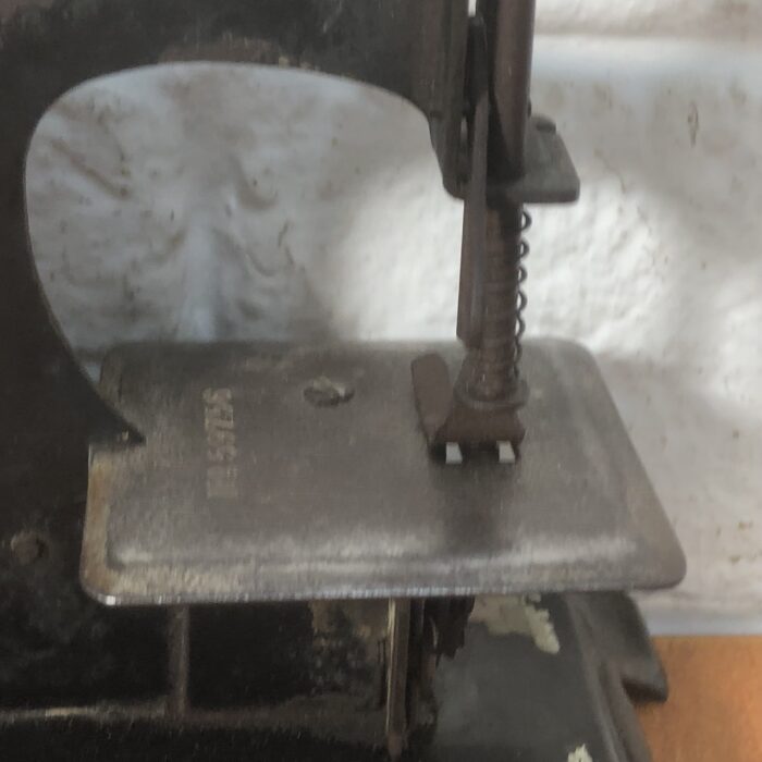 Miniature Vintage Toy Sewing Machine - Image 3