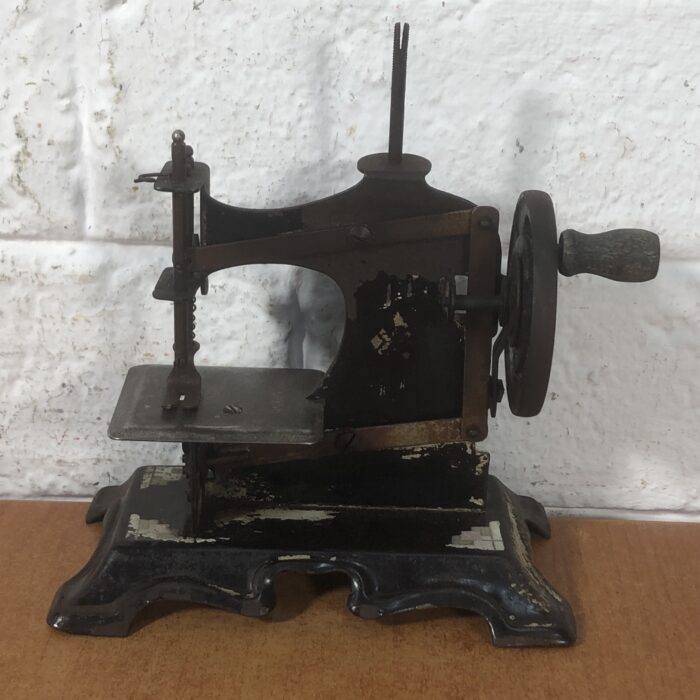 Miniature Vintage Toy Sewing Machine - Image 4
