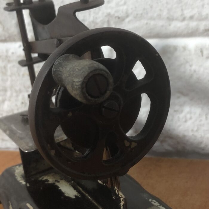 Miniature Vintage Toy Sewing Machine - Image 5