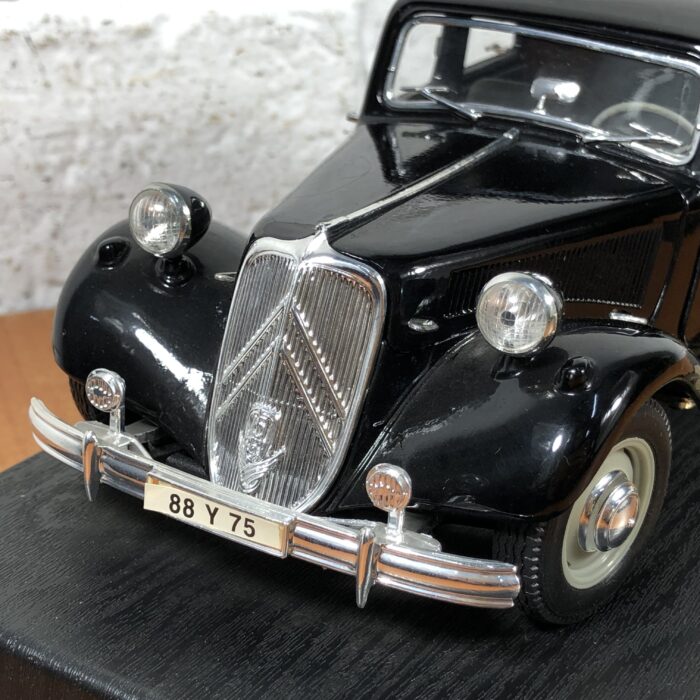 1952 Citroen 15CV 6 Cyl (1:18) - Image 2