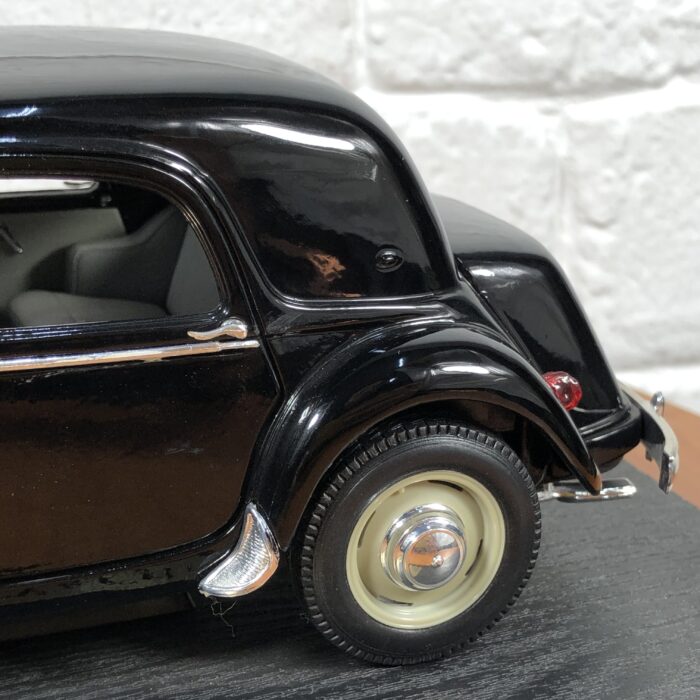 1952 Citroen 15CV 6 Cyl (1:18) - Image 8