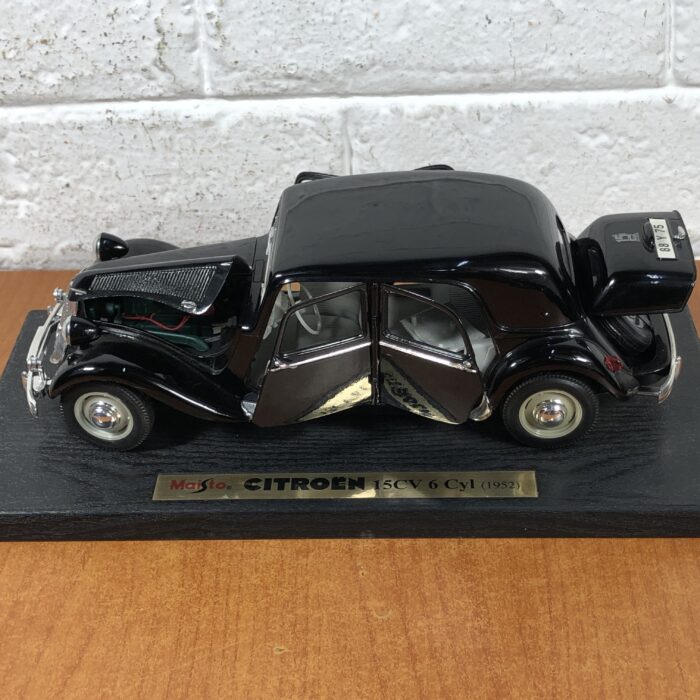 1952 Citroen 15CV 6 Cyl (1:18) - Image 3
