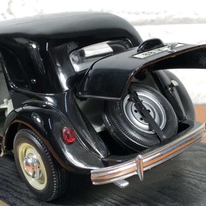 1952 Citroen 15CV 6 Cyl (1:18) - Image 10