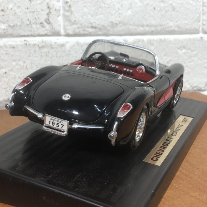 1957 Chevrolet Corvette (1:18) - Image 8