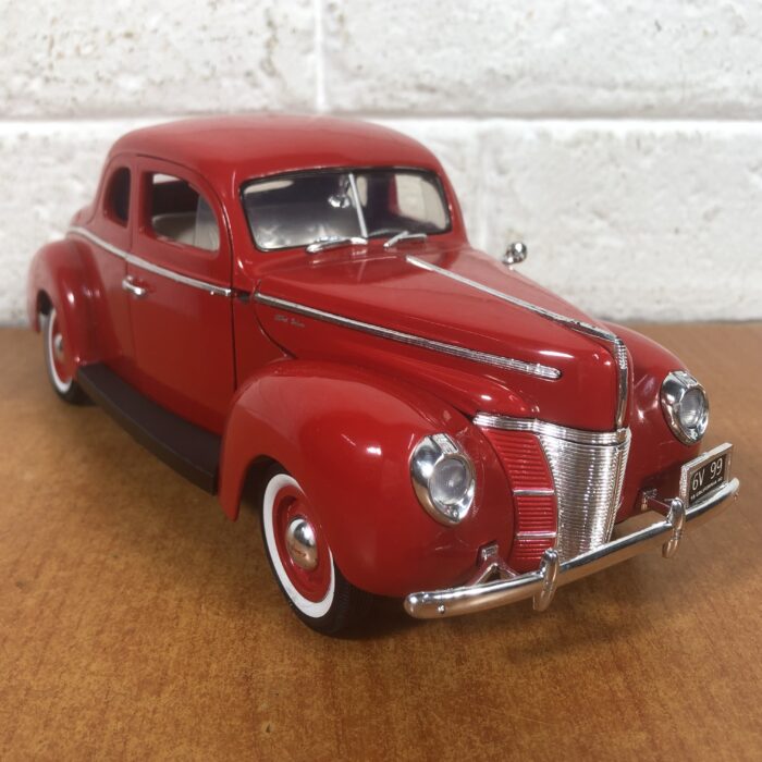 1940 Ford Sedan (1:18)