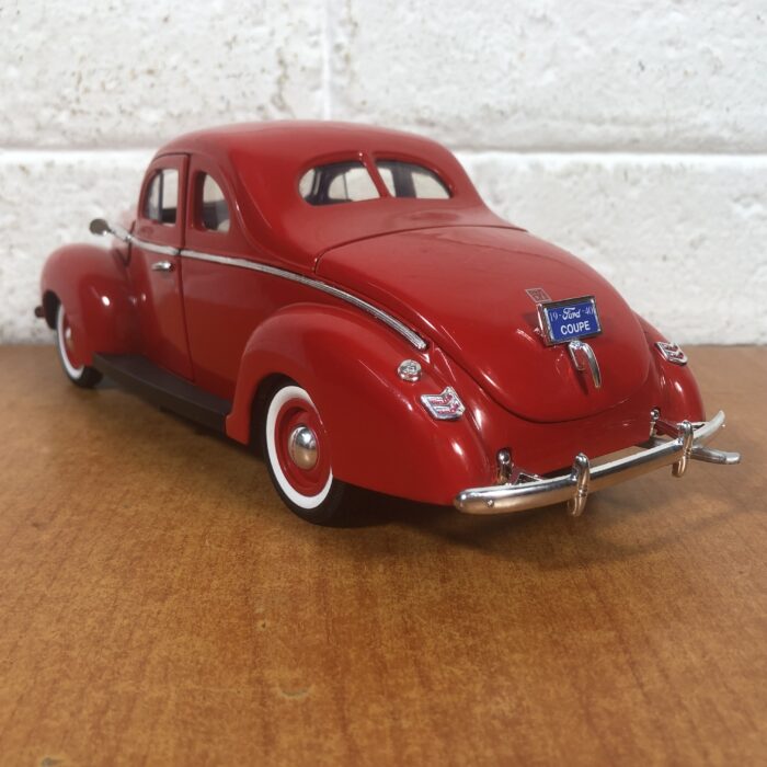 1940 Ford Sedan (1:18) - Image 6