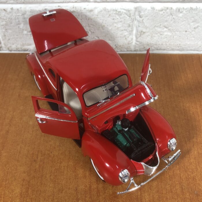 1940 Ford Sedan (1:18) - Image 2
