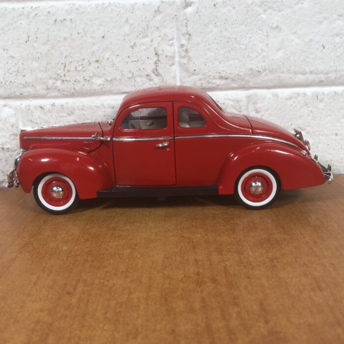 1940 Ford Sedan (1:18) - Image 5
