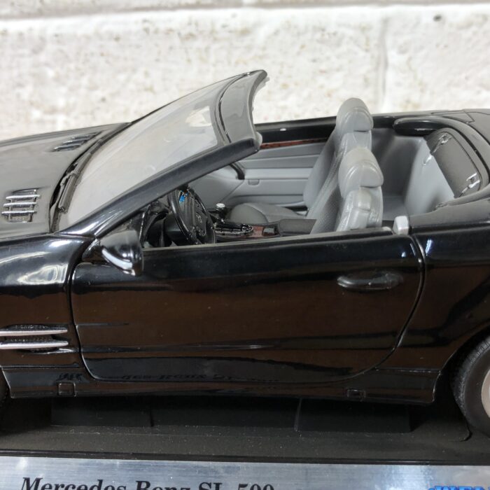 Mercedes-Benz SL-500 (1:18) - Image 6