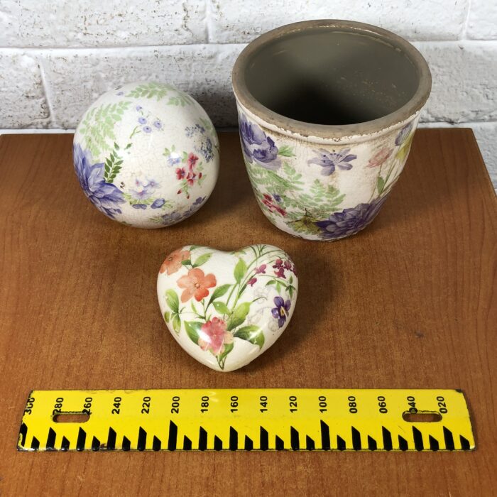 Ceramic Plant Pot & Ornaments - Image 8