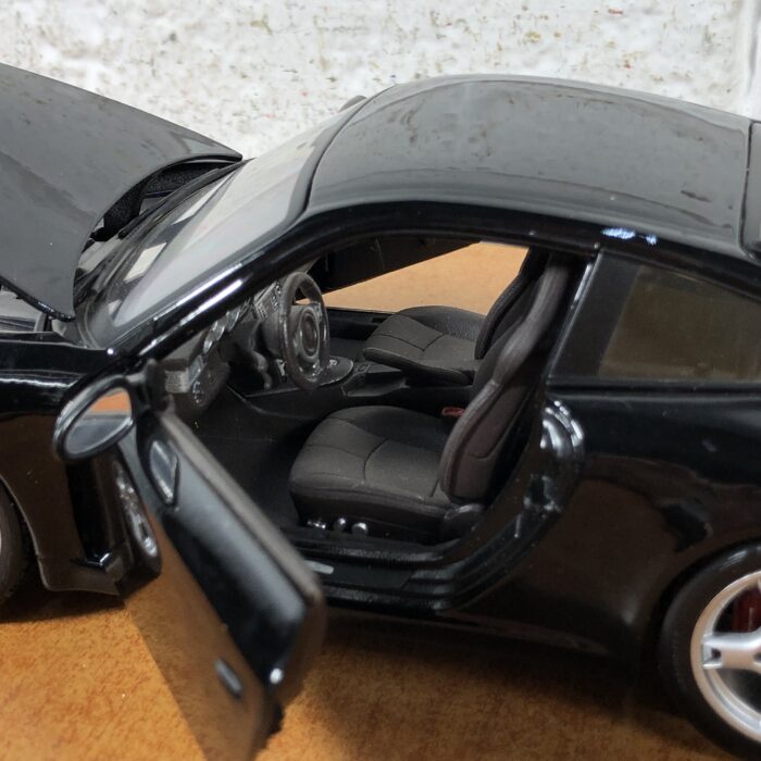 Porsche 911 Carrera S (1:18) - Image 8