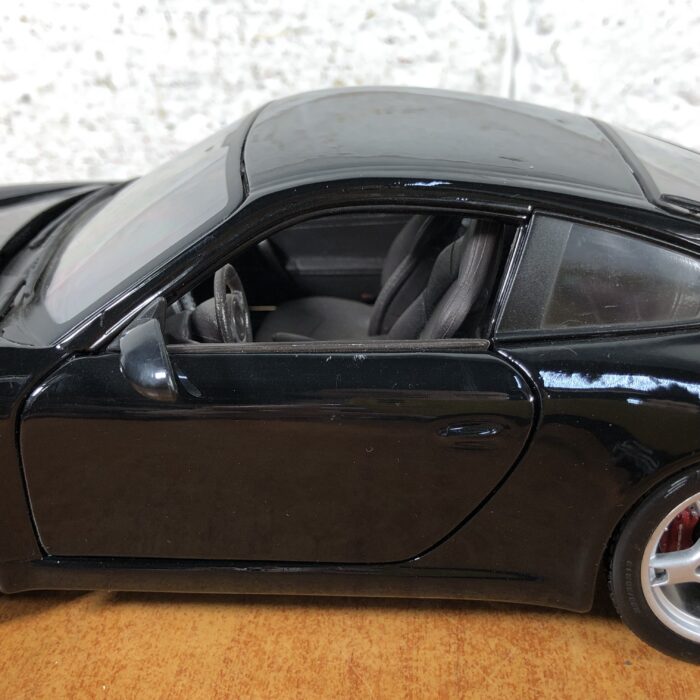 Porsche 911 Carrera S (1:18) - Image 7