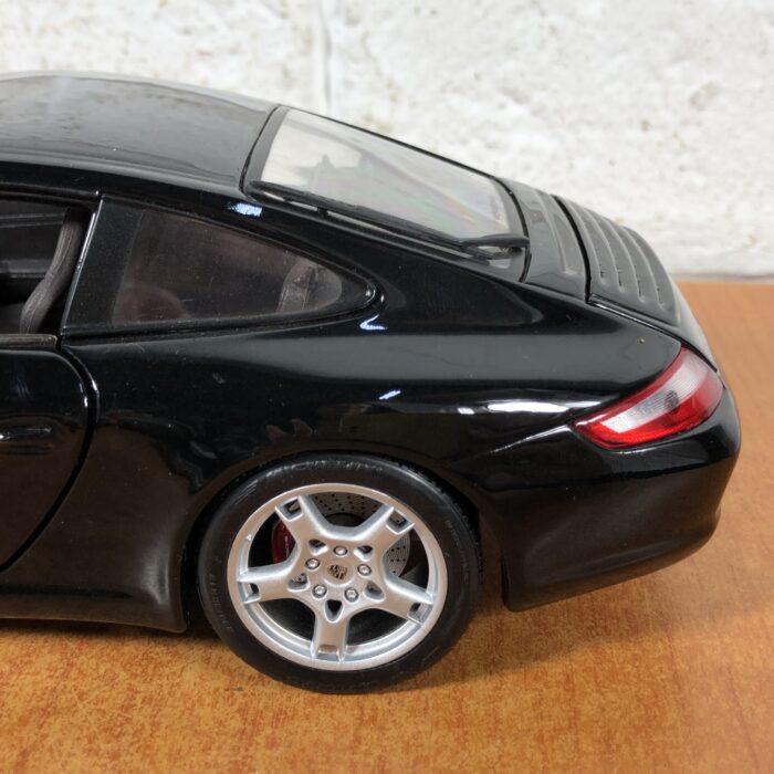 Porsche 911 Carrera S (1:18) - Image 9